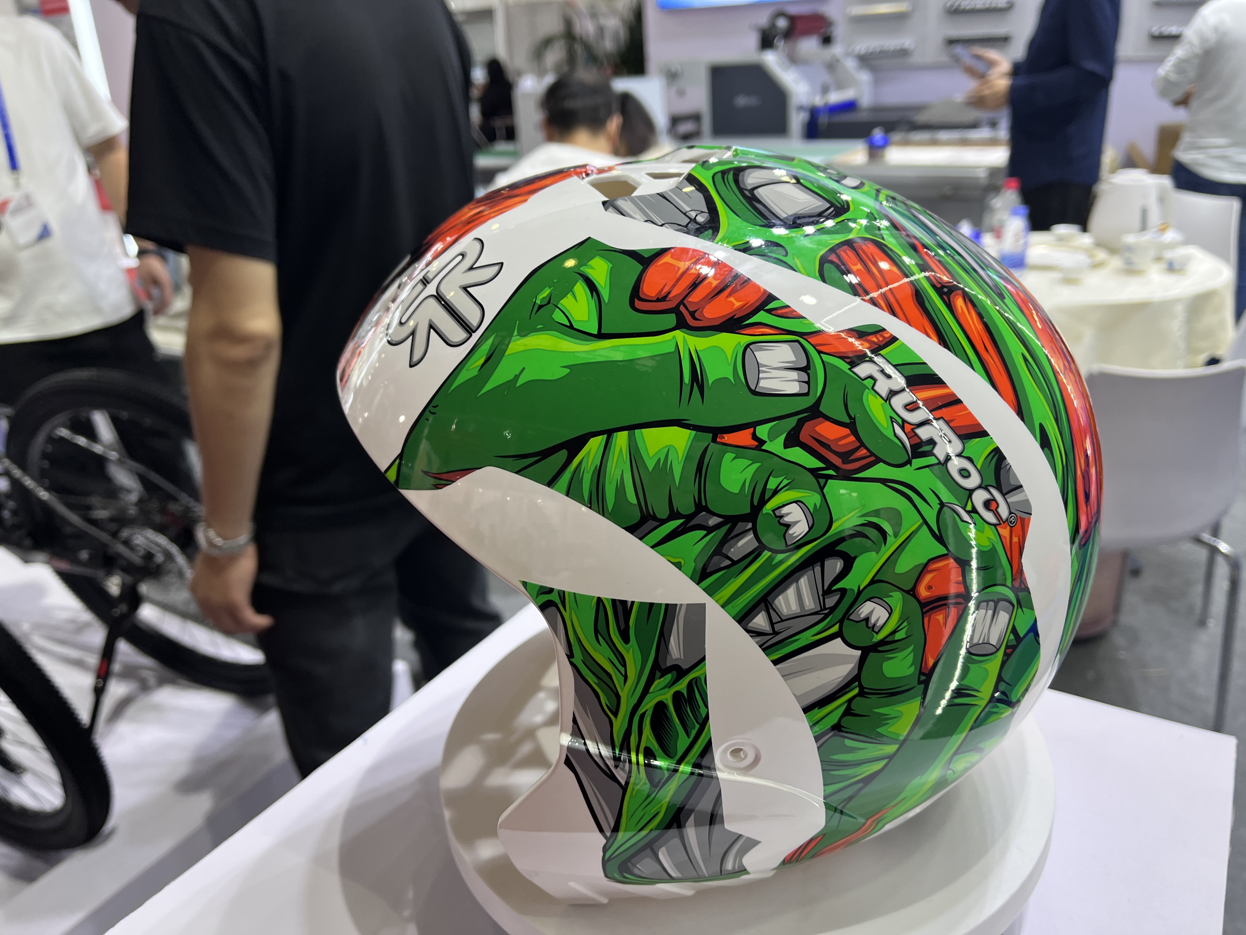 رنګ په هیلمټ کې کارول کیږي